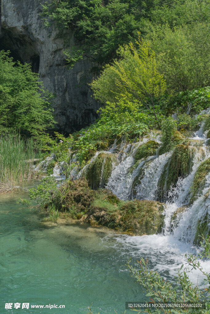 山間秀麗瀑布與碧綠湖水