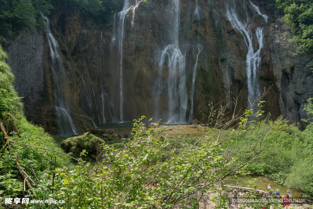 山間瀑布美景