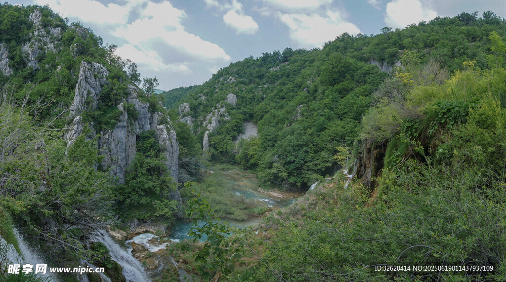 山間秀麗峽谷自然風光