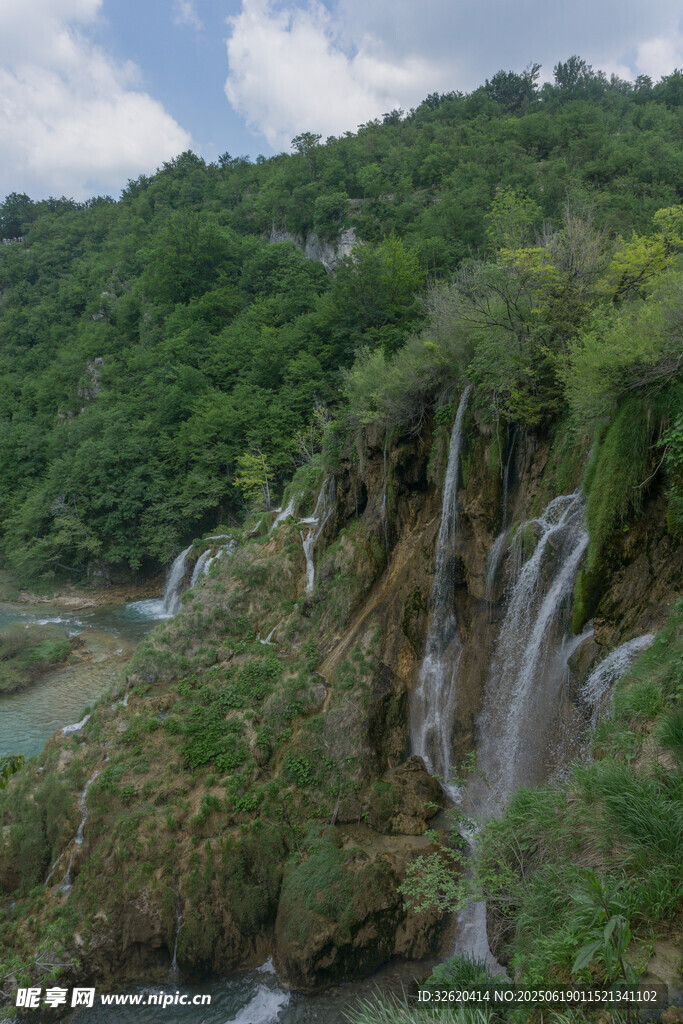 山間瀑布景觀