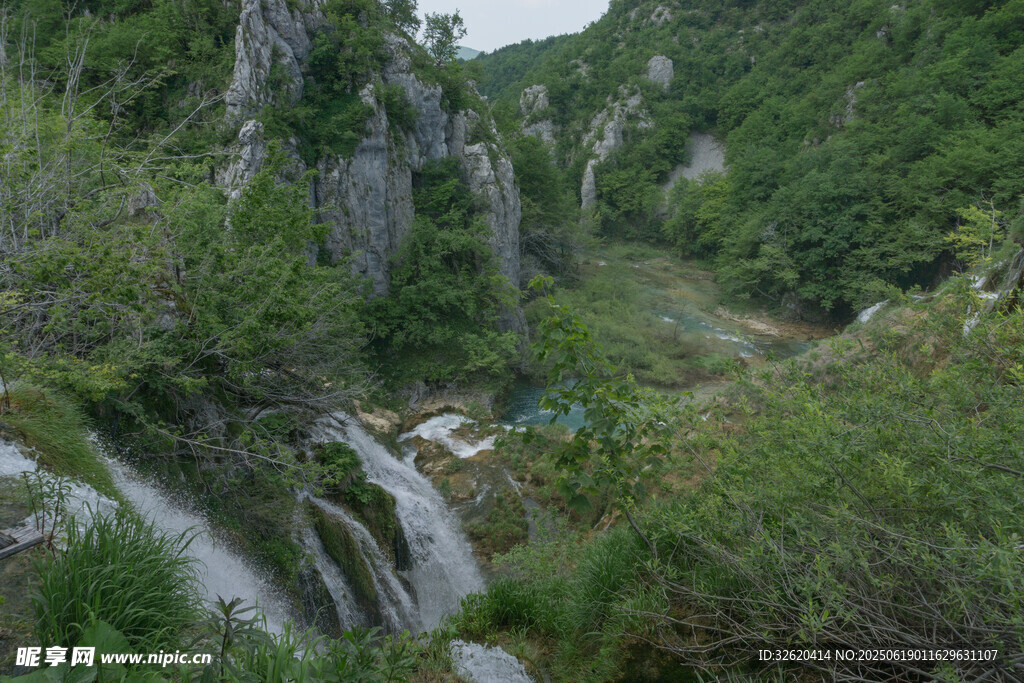 山間瀑布與嶙峋怪石景觀