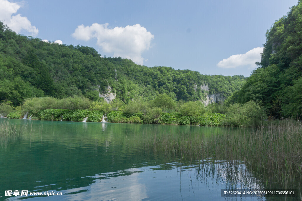 秀麗湖景與蔥郁山林