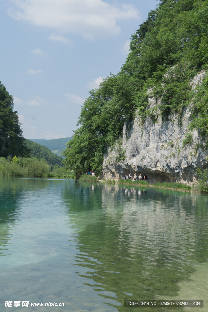 青山綠水間的寧靜湖泊