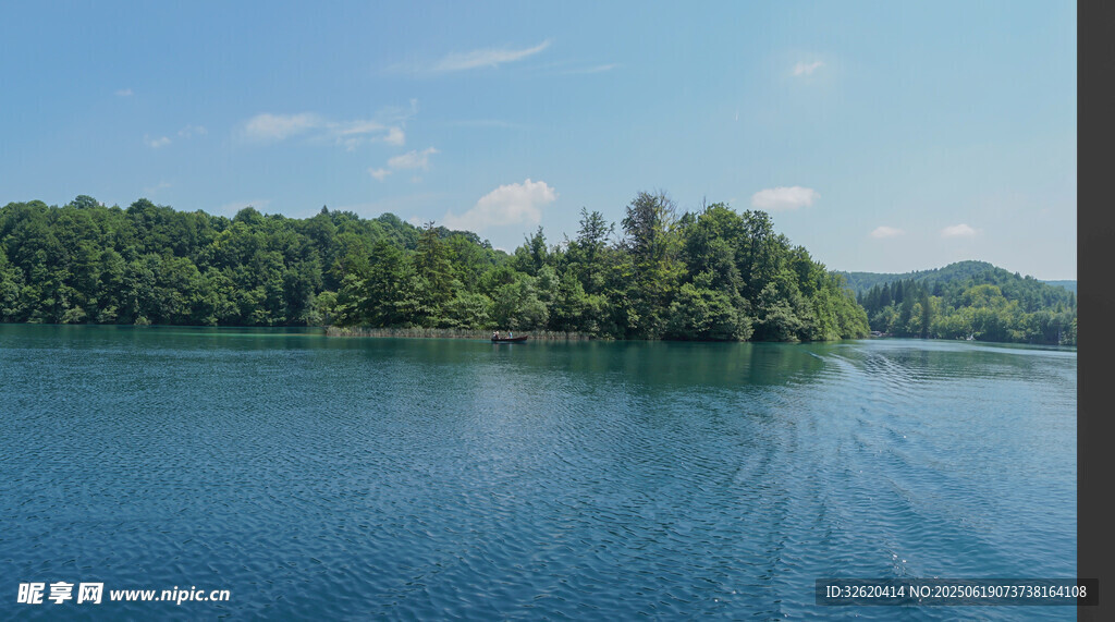 寧靜湖畔綠意盎然的美景