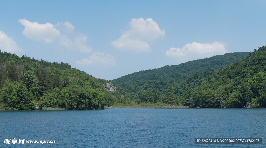 青山碧水間的寧靜湖景