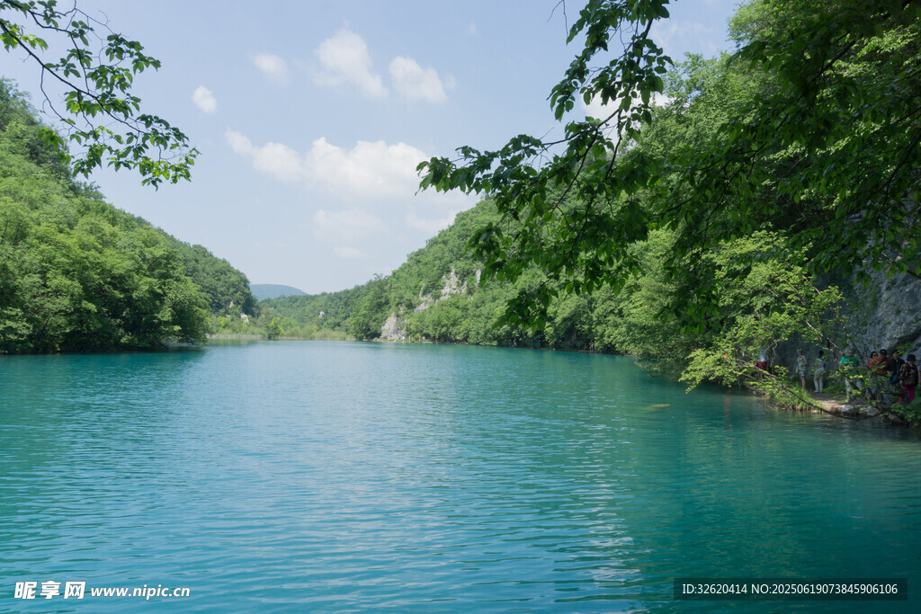 碧綠河水兩岸蔥郁山林