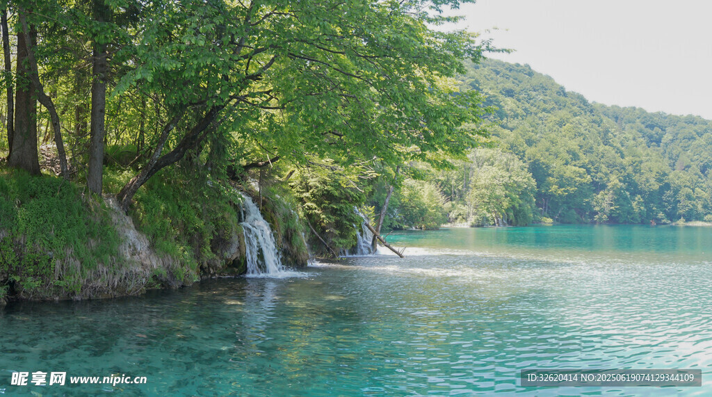 山間碧湖瀑布自然美景