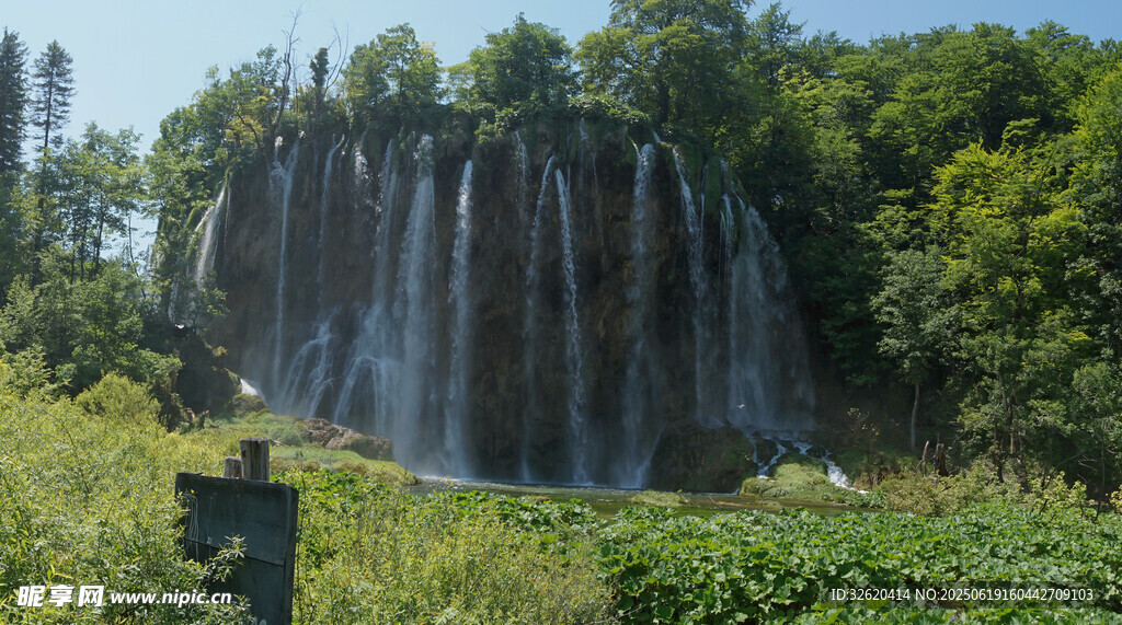 山間瀑布美景