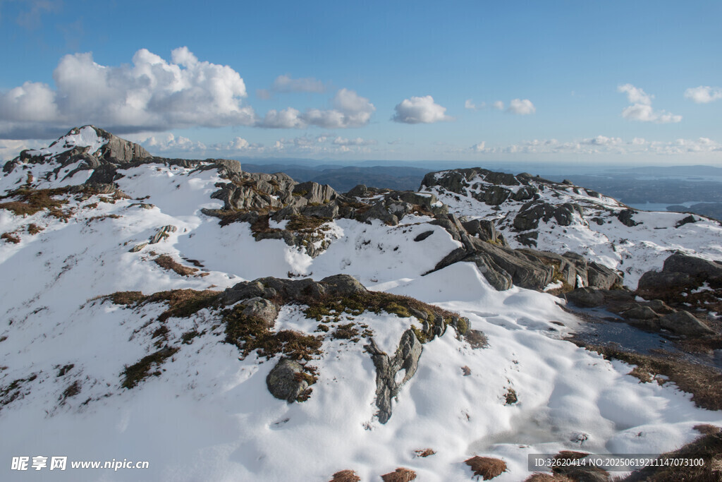 雪覆山巒與遼闊海景