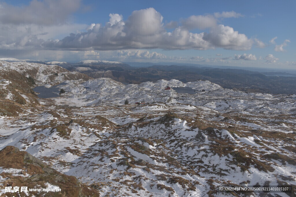 冬日雪覆山巒壯麗景觀