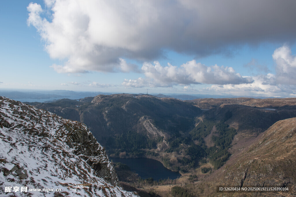 雪山下的壯闊山谷景觀