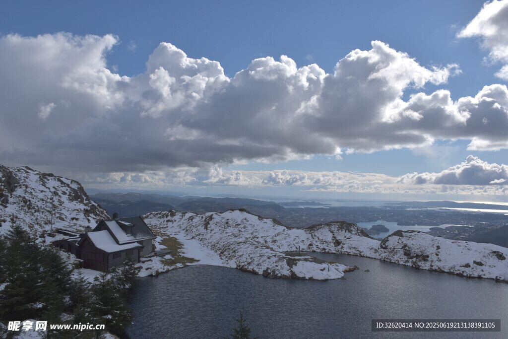 冬日雪覆山水壯麗景觀