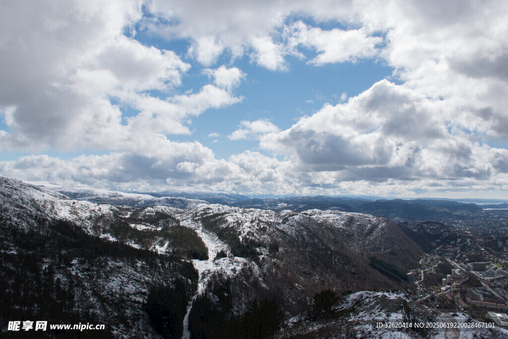 冬日雪山壯麗景觀