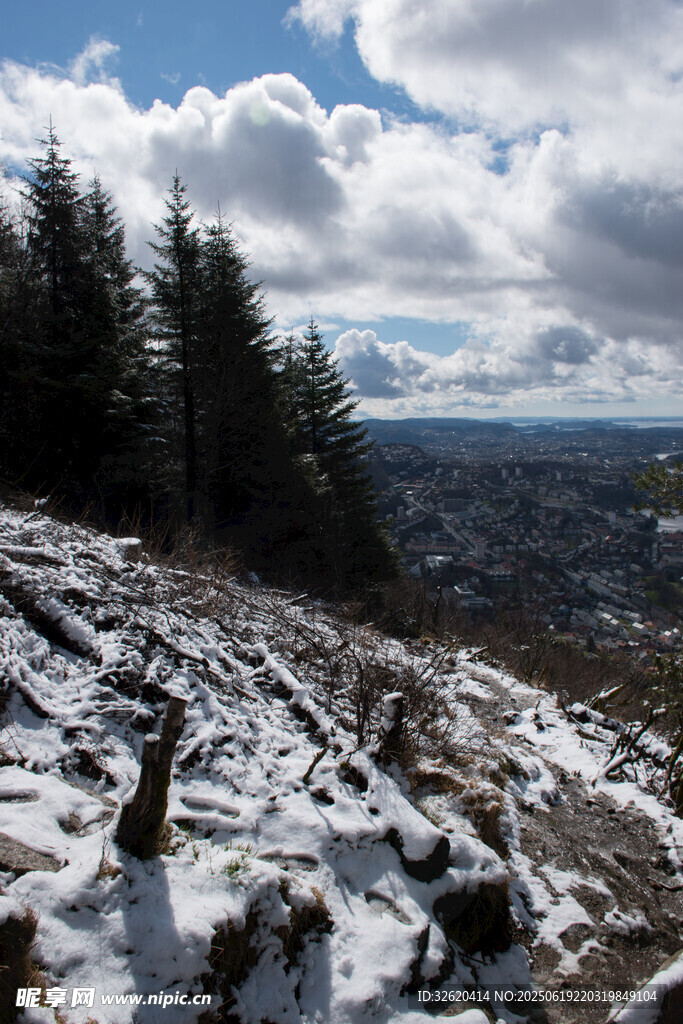 雪覆山坡與遠處城鎮(zhèn)景觀