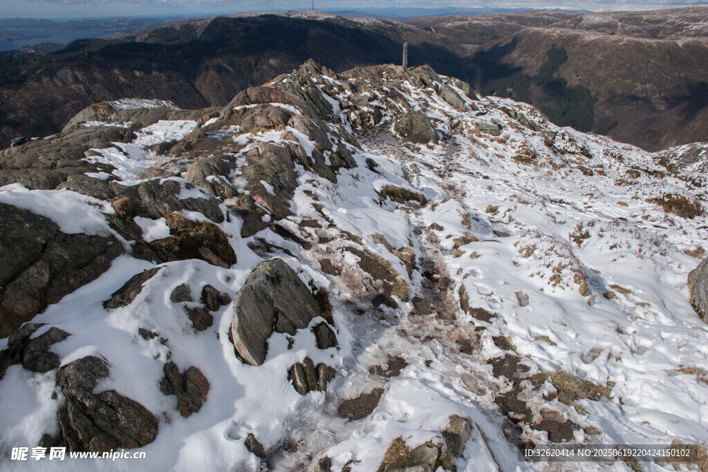 雪覆山巒壯麗景致