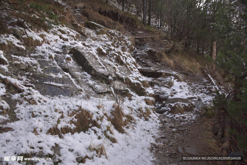 山間覆雪巖石小徑