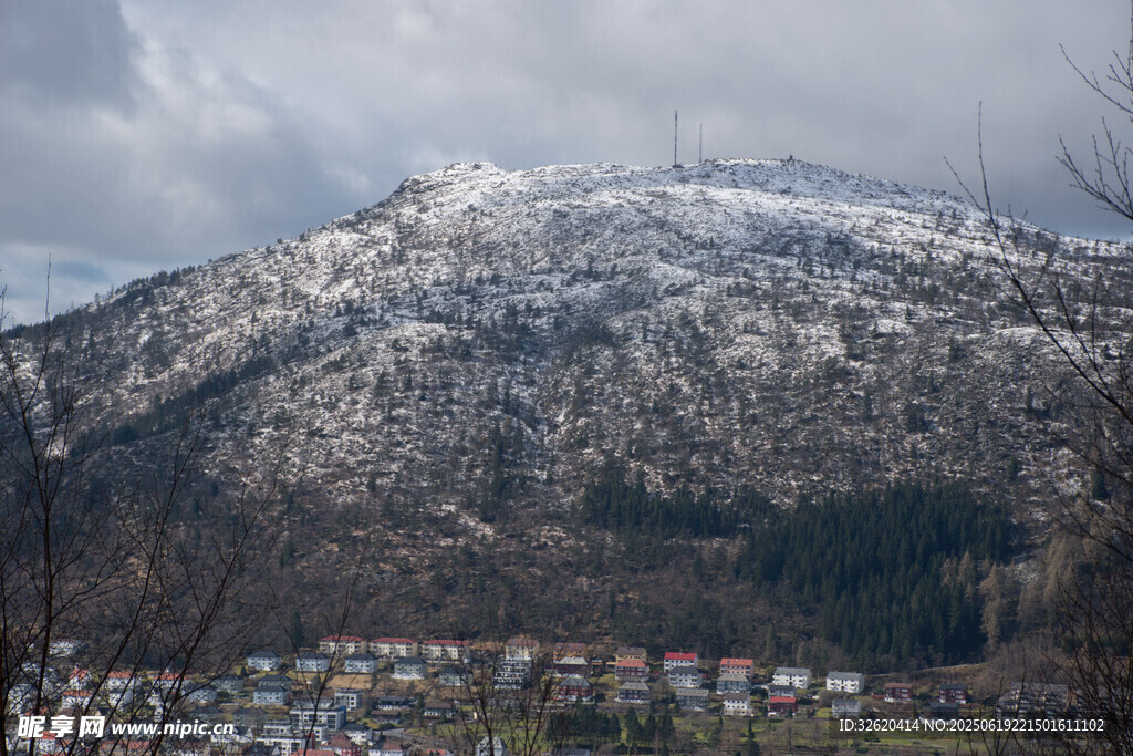 雪山下的多彩建筑群