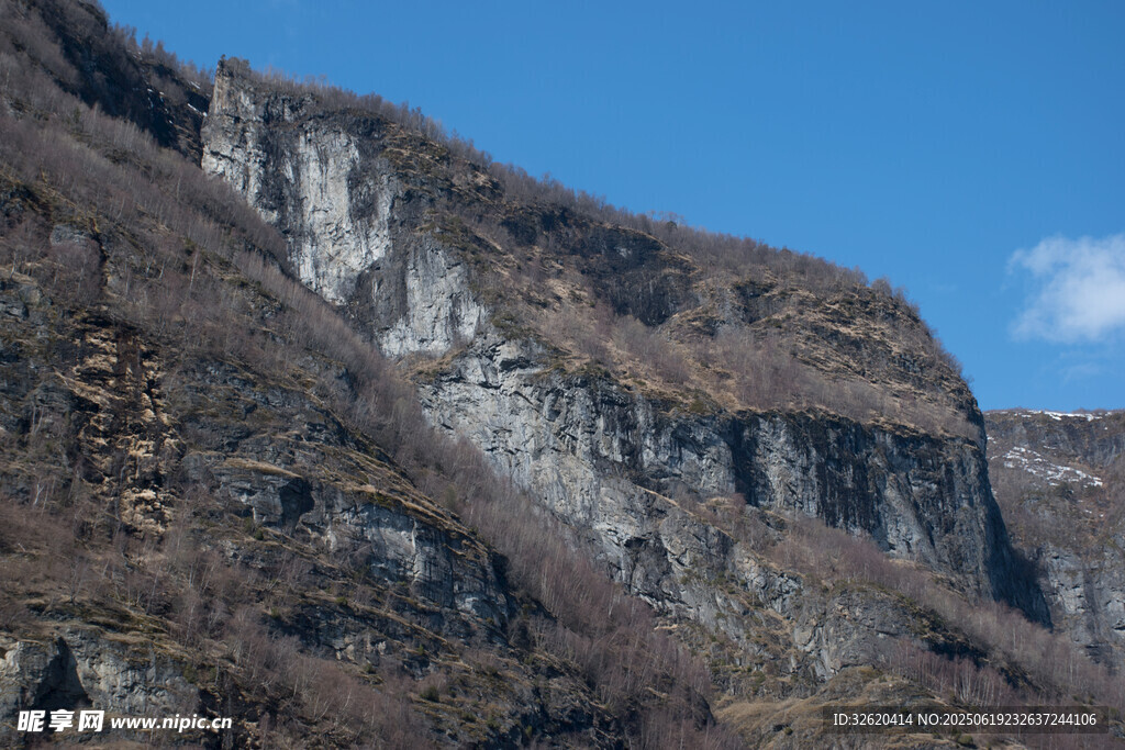 陡峭山壁 盡顯自然之壯美