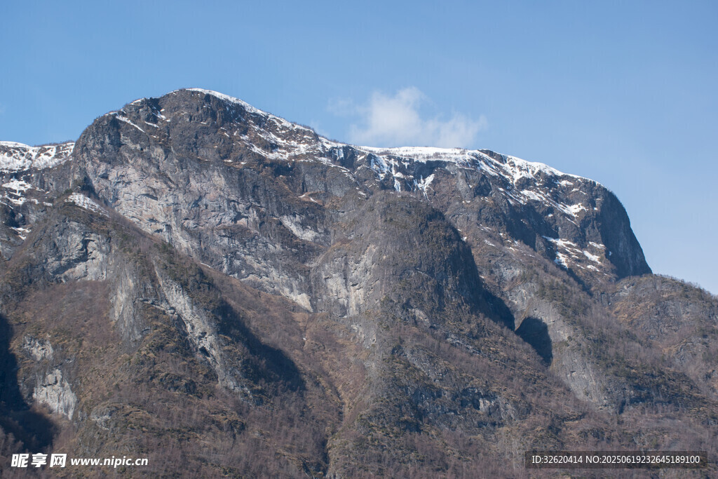 巍峨雪山壯麗山景