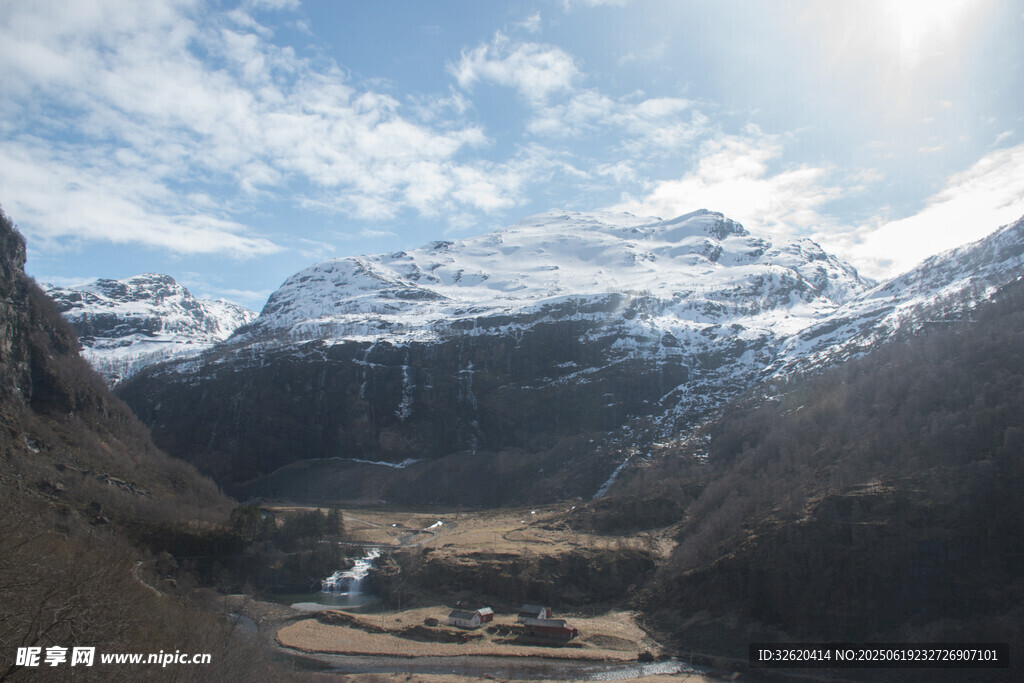 雪山山谷壯麗自然景觀