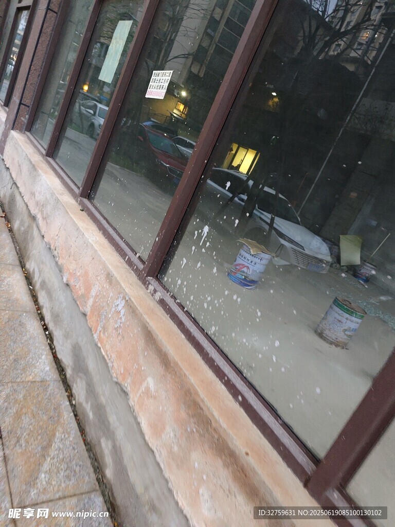 街邊店鋪的玻璃櫥窗