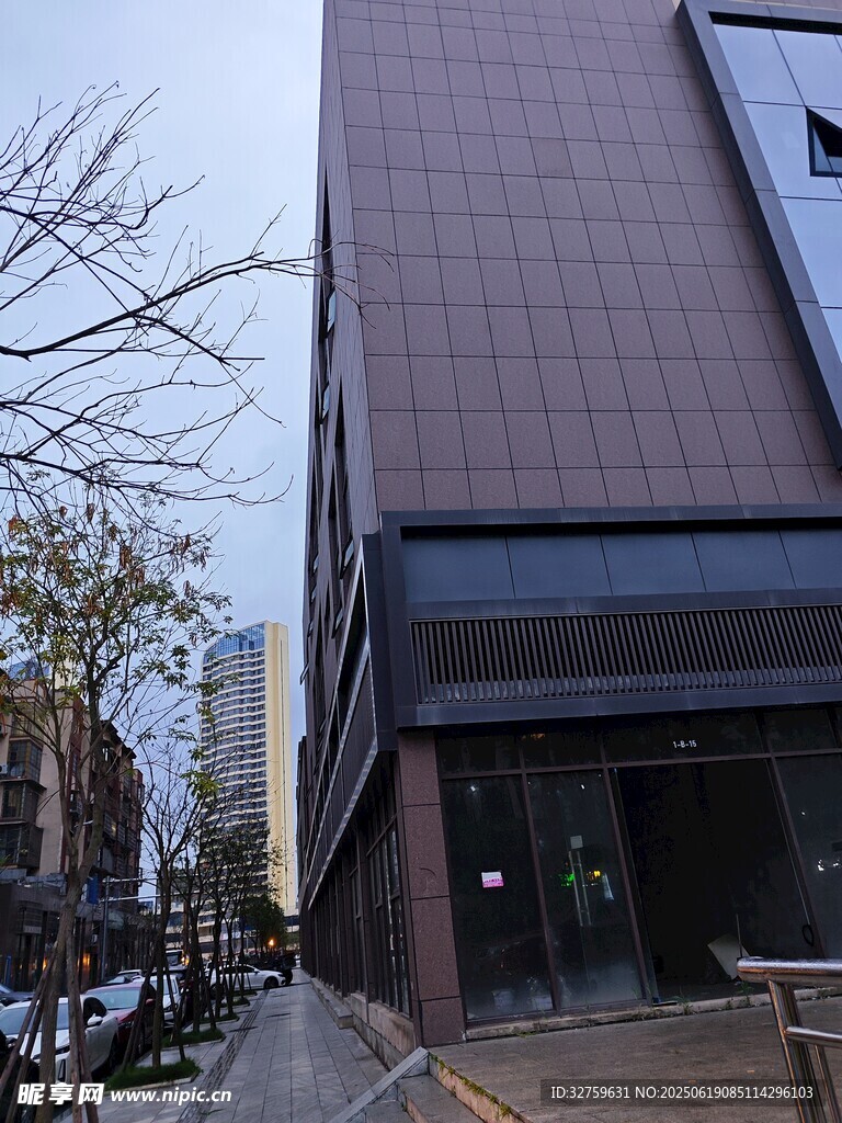 現代風格街邊建筑外觀
