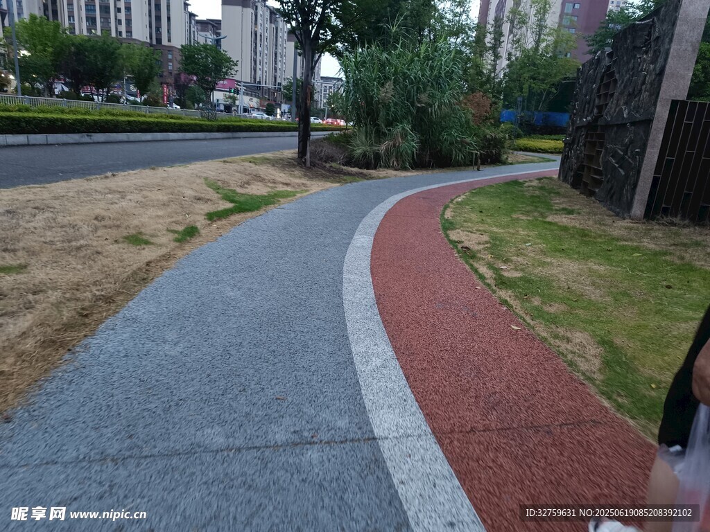 城市蜿蜒多彩步道