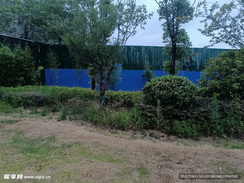 戶外綠植與藍(lán)色圍欄景觀