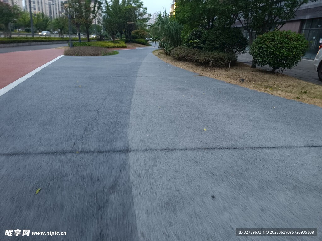 戶外空曠的灰色瀝青路面