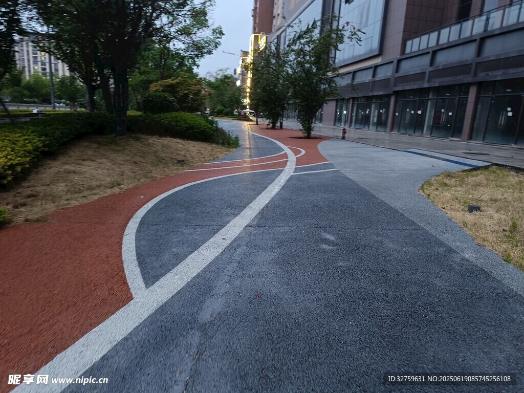 城市中色彩鮮明的步道