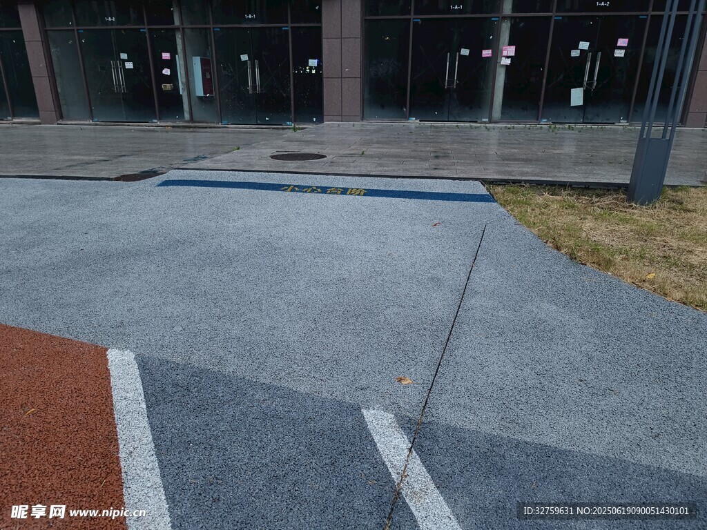 戶外空曠的灰色地面場景