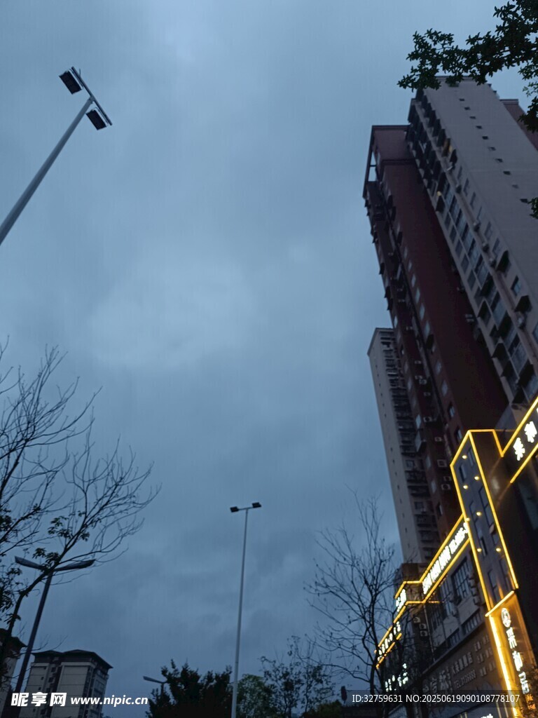 城市暮色中的建筑與路燈
