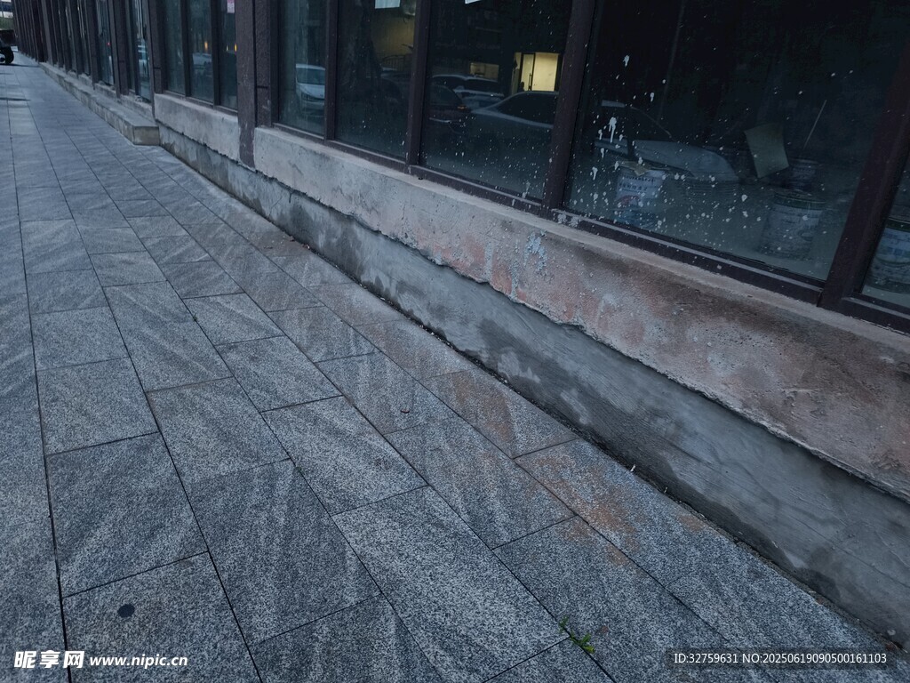 城市街道邊的石板路面