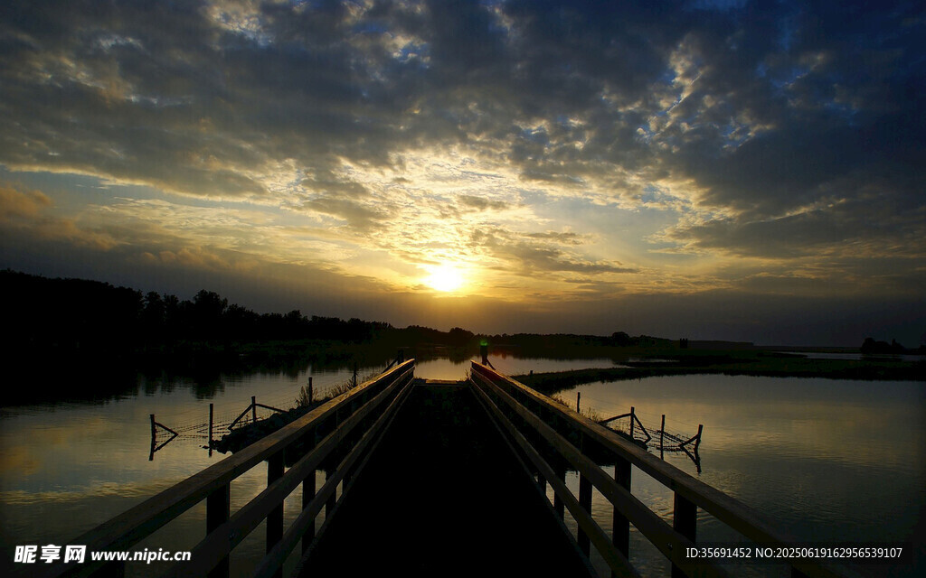 夕陽下的湖畔棧橋美景