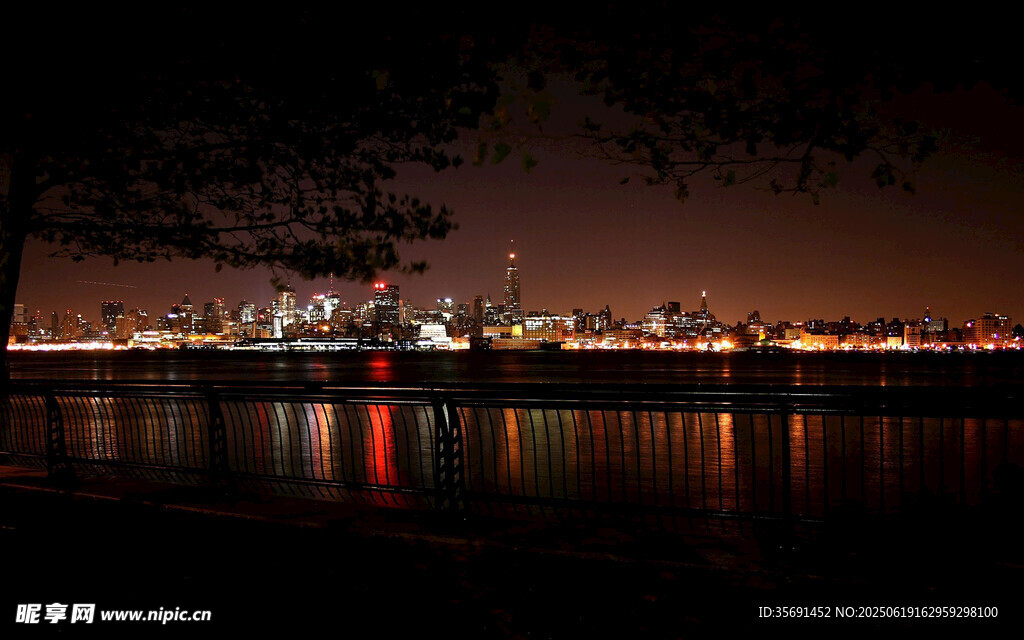 城市夜景湖面倒影