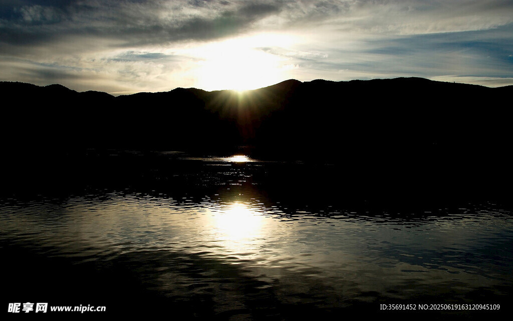 夕陽下平靜湖面的美麗景致
