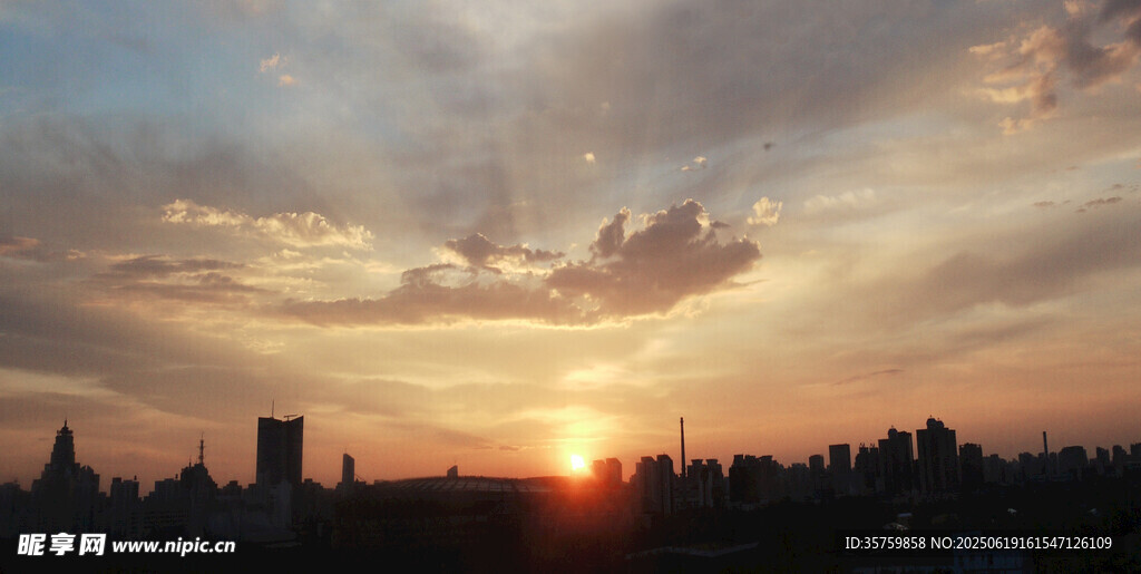 城市日落美景