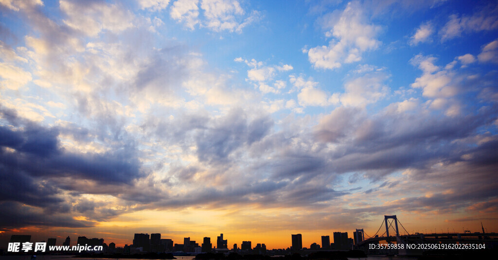 城市黃昏天空壯麗景觀