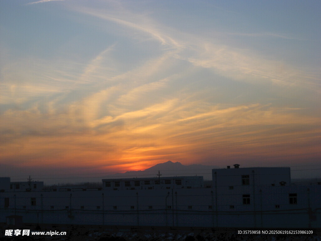 城市上空的絢爛日落