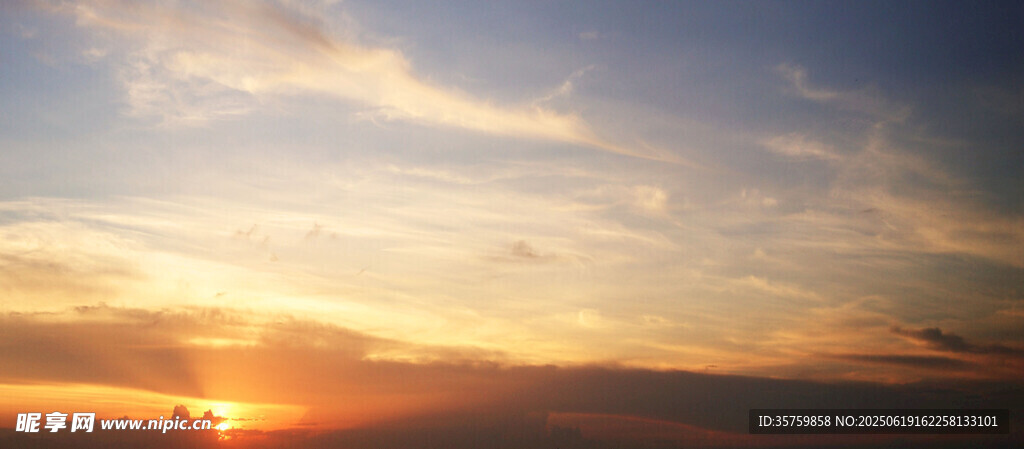夕陽下的絢爛天空
