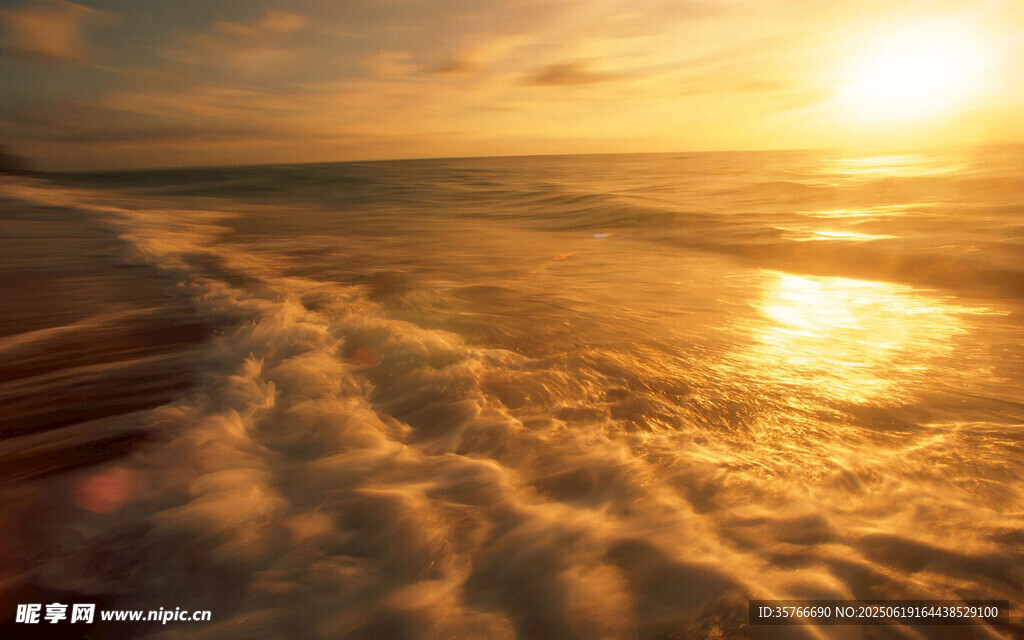 海邊日落海浪翻涌美景
