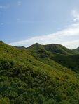 翠綠山巒 藍(lán)天相伴