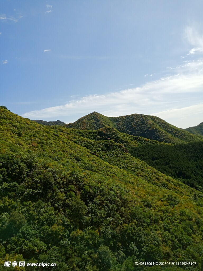 翠綠山巒 藍天相伴