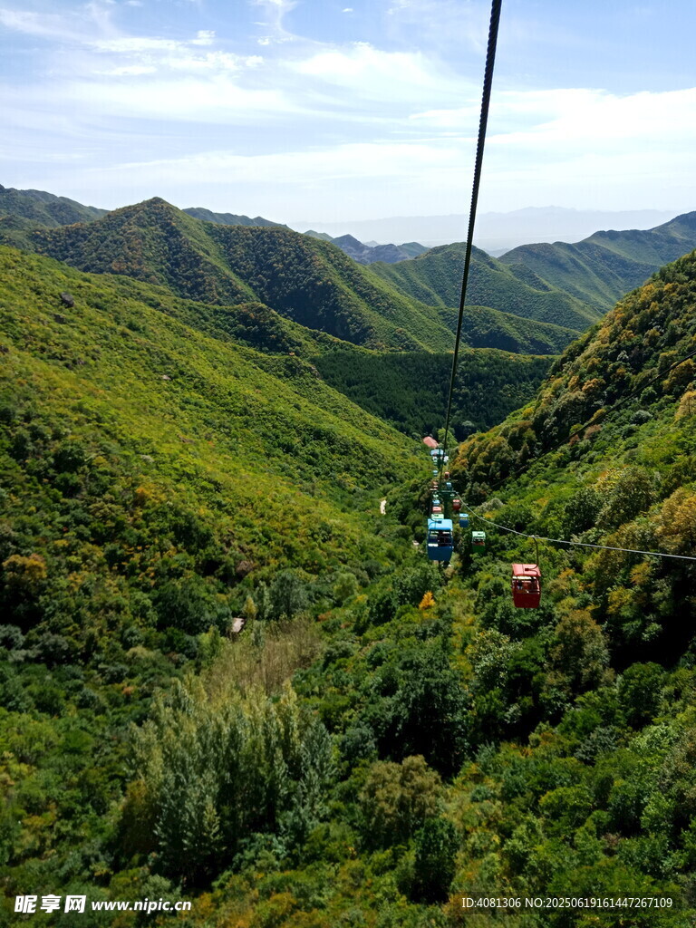 山間索道穿行翠綠山谷
