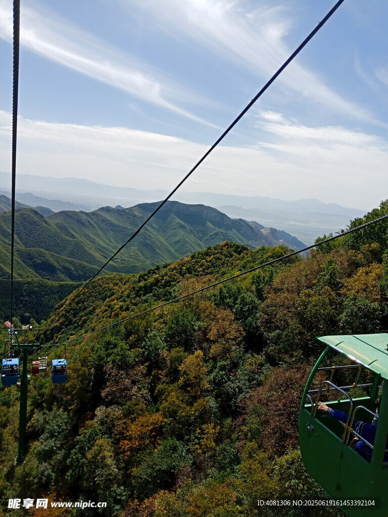纜車穿梭于多彩山林間