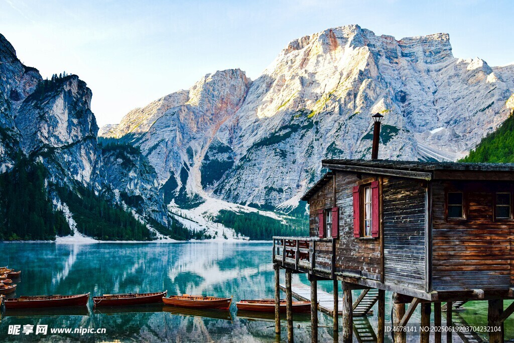 湖畔木屋與壯麗雪山美景