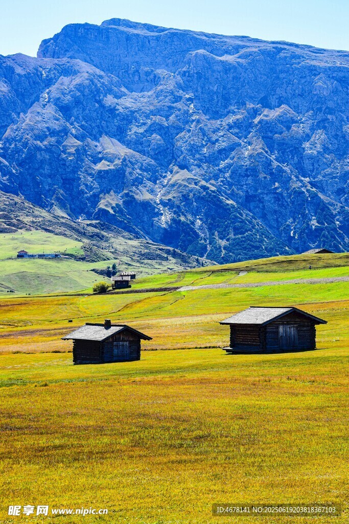 草原上的小屋與遠山美景