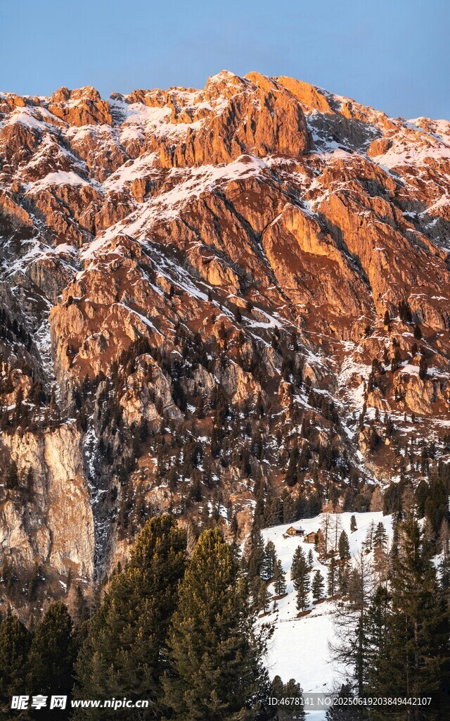 雪山下的壯麗山巒景色