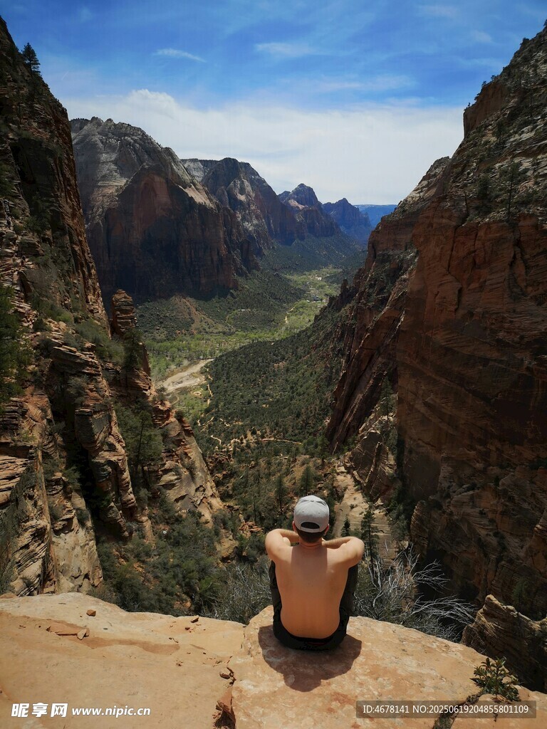 男子坐懸崖賞壯麗峽谷景