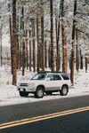 雪地林間的銀色SUV